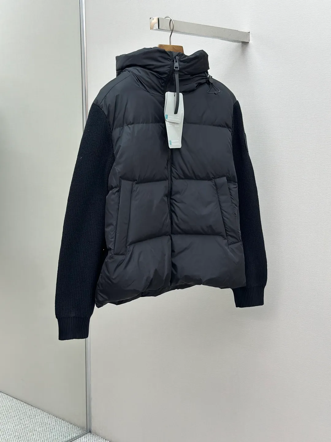 P910 CANADA GOOSE Canada Goose Armband Hooded Down Jacket Fabric selection: The use of high-quality protective nylon fabric not only enhances the wear resistance of the surface, but also takes into account wind resistance, ensuring excellent performance in various harsh weather conditions.  90 national standard high-quality white duck down: selected high-loft down, weighing 170g, light and warm, with excellent temperature locking performance and good resilience.  Three-dimensional quilting process: Precision thread reinforcement to prevent velvet drilling and ensure that the fluffy and resilient elasticity lasts as new.  7-needle medium-thick knitted structure: Use thicker yarns to knit woolen fabrics with obvious thickness and weight. The texture is clearly visible and has a rough, retro texture. It has a good skeleton feel, is relatively stiff, and can maintain the silhouette of clothing for a long time. It also provides more layers of still air to lock in heat.  There is a brand exclusive LOGO on the woolen sleeve arms. It is dark and not obvious in the photo.  Accessories: One-to-one customized logo, one-to-one customized zipper pendant, one-to-one customized snap button SIZE: S M L XL